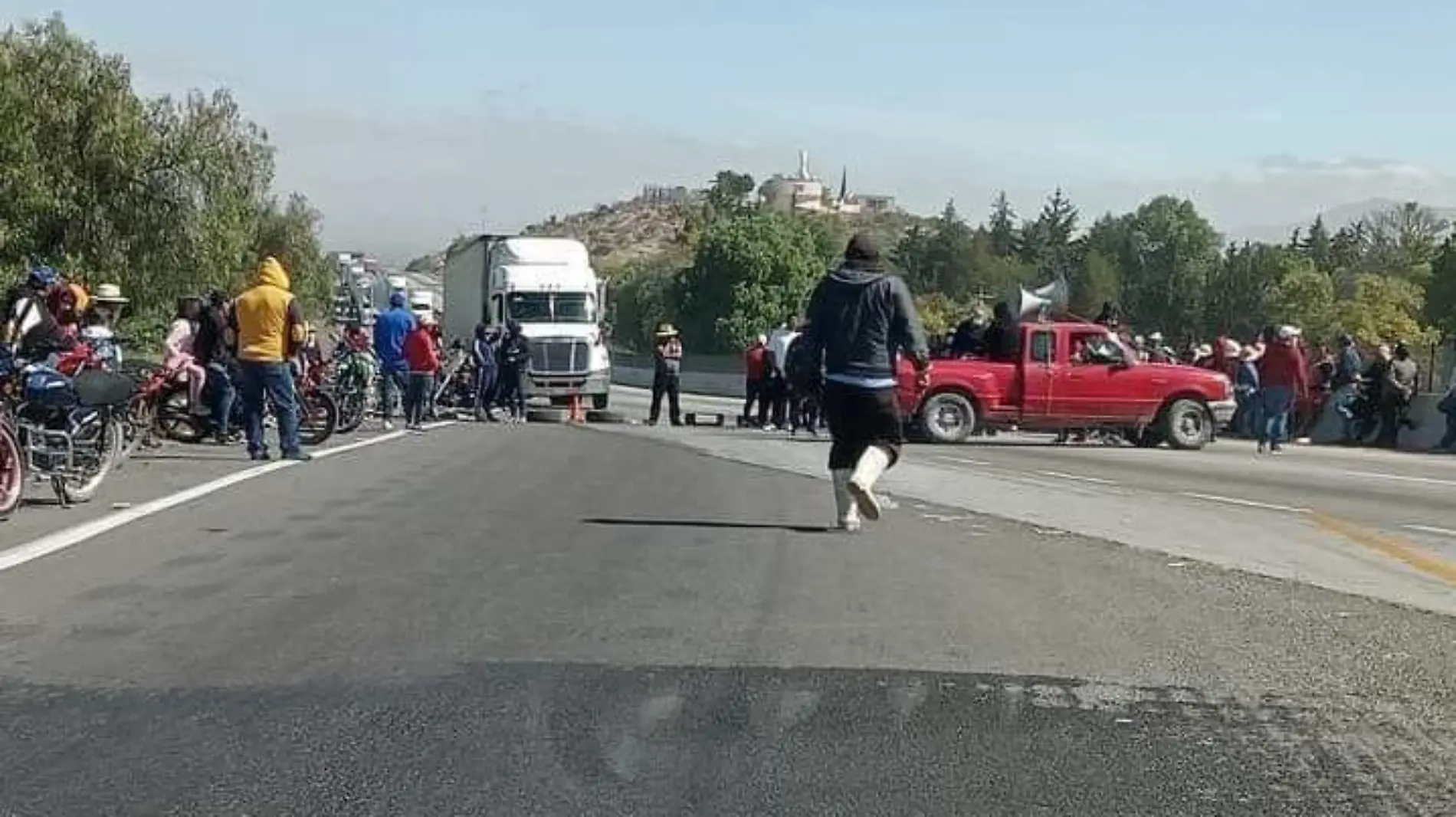 Manifestantes de Acatzingo cierran la autopista Puebla-Orizaba